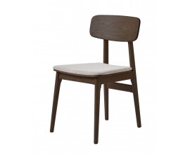 &Scaron;kandin&aacute;vska mas&iacute;vna jed&aacute;lensk&aacute; stolička Vimo s čal&uacute;nen&yacute;m sedadlom s bukl&eacute; poťahom v mel&iacute;rovanom bielo b&eacute;žovom preveden&iacute; s kon&scaron;trukciou z dubov&eacute;ho dreva v tmavom čokol&aacute;dovom hnedom lakovan&iacute; s priznanou &scaron;trukt&uacute;rou