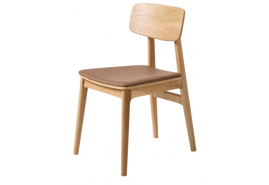 Moderná jedálenská stolička Vimo z masívneho dubového dreva v svetlej hnedej prírodnej farbe s priznanou štruktúrou s sedadlom s integrovaným čalúneným vankúšom s poťahom z kože v teplej koňakovo hnedej farbe