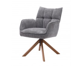 Modern&eacute; otočn&eacute; jed&aacute;lensk&eacute; kreslo Laerke s opierkami na ruky s čal&uacute;nenou sedacou časťou so ženilkov&yacute;m poťahom v sivej farbe s line&aacute;rnym pre&scaron;&iacute;van&iacute;m na opierke so &scaron;tyrmi &scaron;ikm&yacute;mi nohami z mas&iacute;vneho dubov&eacute;ho dreva v pr&iacute;rodnom hnedom prevedn&iacute;