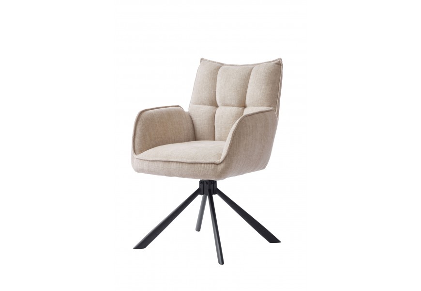 Moderná škandinávska krémová jedálenská stolička v odtieni ľanu s otočnou sedacou časťou so ženilkovým poťahom s prešívaním s obdĺžnikovým vzorom na opierke s bočnými opierkami na ruky s podstavou z kovu v čiernej farbe so štyrmi šikmými ramenami