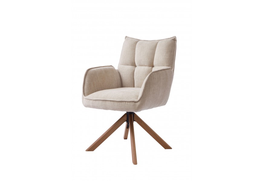 Moderné škandinávske jedálenské kreslo Laerke s otočnou čalúnenou sedacou časťou so ženilkovým poťahom v béžovom ľanovom odtieni s prešívaním s obdĺžnikovým vzorom s opierkami na ruky s podstavou so štyrmi šikmými nohami v prírodnom hnedom dubovom prevedení