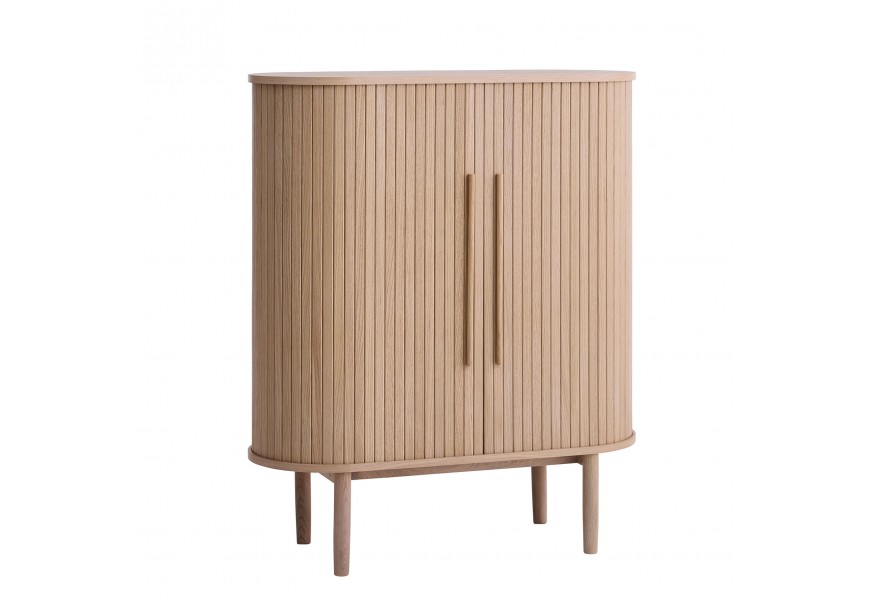 Retro dvojdverová barová skrinka Alborg oválneho tvaru v naturálnej svetlej hnedej farbe duba s posuvnými dvierkami s lamelovým dizajnom a dvomi zvislými valcovitými úchytkami na nožičkách