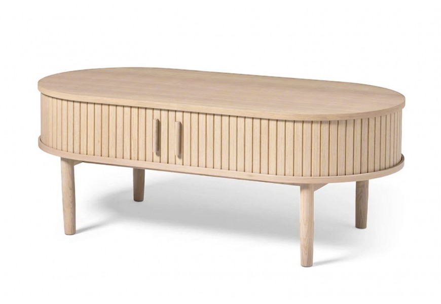 Retro svetlý hnedý konferenčný stolík Alborg v dubovom prevedení s oválnou vrchnou doskou a valcovitými nožičkami s úložným priestorom s posuvnými dvierkami s vertikálnym lamelovým dizajnom