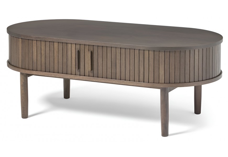 Škandinávsky konferenčný stolík Alborg v severskom štýle v tmavej hnedej farbe s dubovým dizajnom s oválnou vrchnou doskou a úložným priestorom z dvojitými dvierkami s lamelovým dizajnom s valcovitými nožičkami