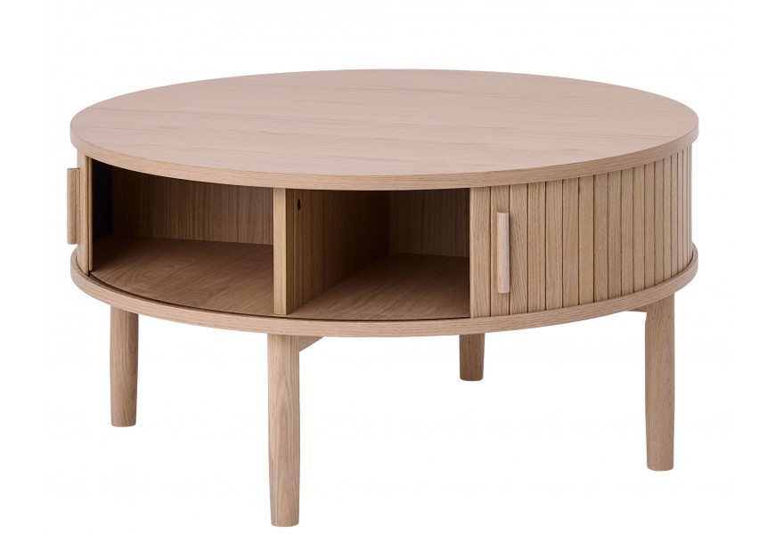 Retro svetlý hnedý dubový konferenčný stolík Alborg s okrúhlou vrchnou doskou s úložným priestorom s dvojitými posuvnými dvierkami s vertikálnymi lamelami na štyroch valcovitých nožičkách