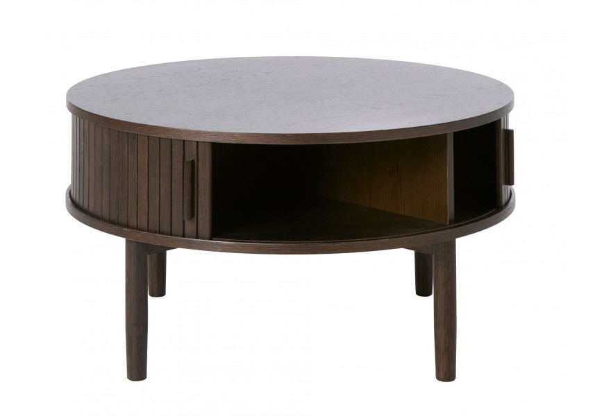 Škandinávsky severský konferenčný stolík Alborg s okrúhlou vrchnou doskou a úložným priestorom s posuvnými dvierkami s lamelovým dizajnom so štyrmi nohami v tmavom hnedom dubovom prevedení