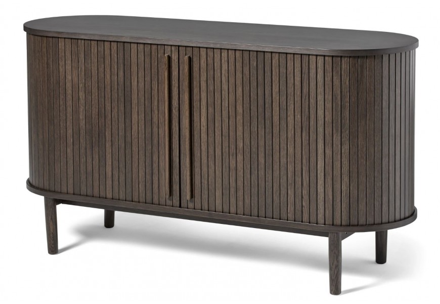 Škandinávsky príborník Alborg oválneho tvaru v dubovom prevedení v tmavej hnedej farbe s dvomi posuvnými dvierkami s vertikálnymi lamelami a valcovitými úchytkami na štyroch nožičkách