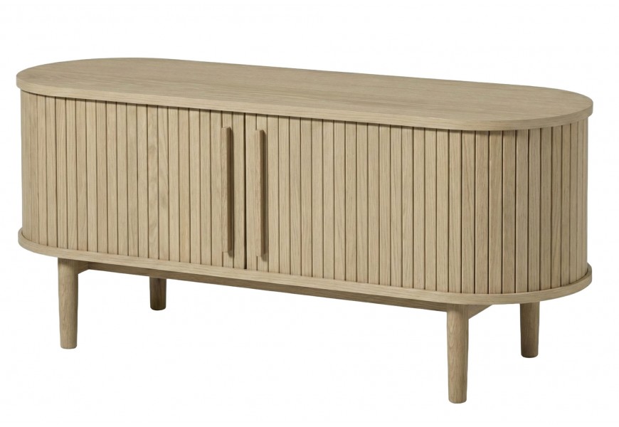 Retro televízny stolík Alborg oválneho tvaru s prírodnej svetlej hnedej farbe dubového dreva so štyrmi nohami a dvomi posuvnými dvierkami vykladanými vertikálnymi lamelami