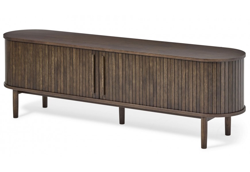 Škandinávsky severský dvojdverový televízny stolík Alborg s tmavej hnedej farbe s dubovým vzhľadom s posuvnými dvierkami s vertikálnym lamelovým dizajnom s piatimi nožičkami a oválnou vrchnou doskou