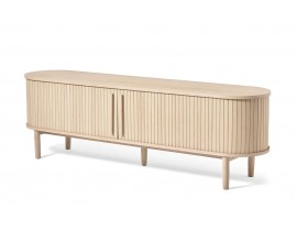 Retro ov&aacute;lny dvojdverov&yacute; telev&iacute;zny stol&iacute;k Alborg s lamelov&yacute;mi posuvn&yacute;mi dvierkami s valcovitou &uacute;chytkou s piatimi nožičkami v pr&iacute;rodnej svetlej hnedej farbe s dubov&yacute;m dizajnom