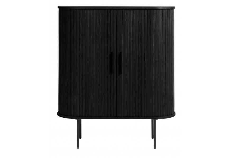 Škandinávska severská barová skrinka Bornholm oválneho tvaru na štíhlych kovových nožičkách s vertikálnym lamelovým zdobením s dvomi posuvnými dvierkami v čiernom dubovom prevedení