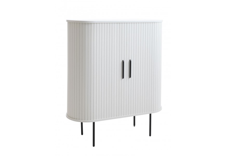 Škandinávska dvojdverová barová skrinka Bornholm s posuvnými dvierkami s lamelovým dekorom oválneho tvaru v bielom dubovom prevedení so štíhlymi nožičkami a úchytkami z kovu v čiernej farbe