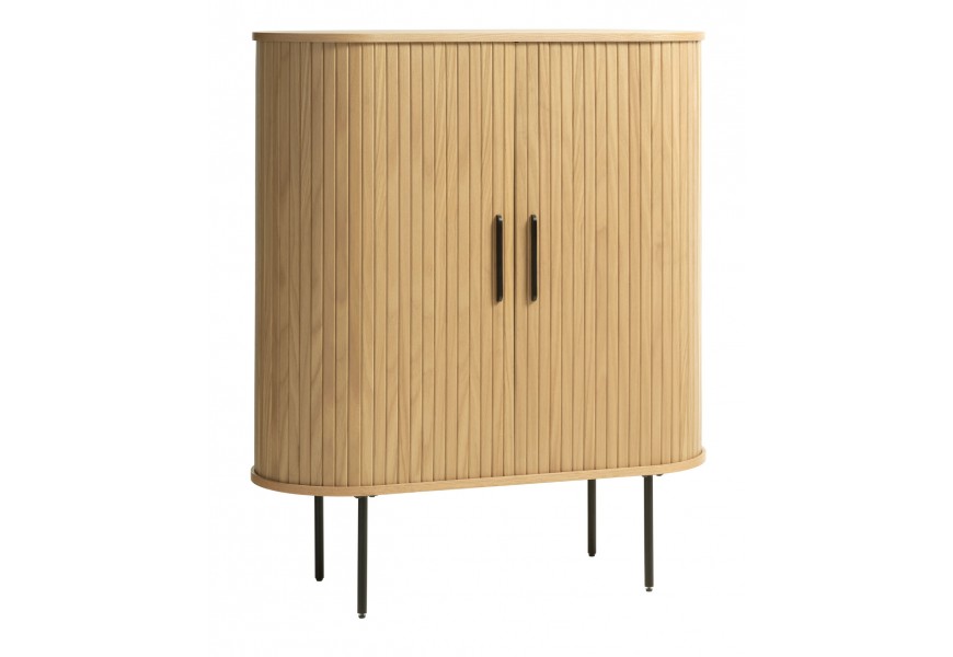 Retro industriálna barová skrinka Bornholm oválneho tvaru v prírodnom svetlom hnedom dubovom dizajne s posuvnými dvierkami s vertikálnymi lamelami s nožičkami a úchytkami z kovu v čiernej farbe