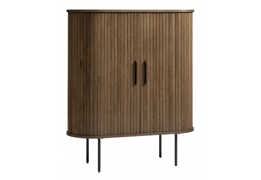 Retro industriálna dvojdverová barová skrinka Bornholm s posuvnými dvierkami s vertikálnym lamelovým dizajnom v tmavom hnedom dekore duba s čiernymi nožičkami a úchytkami z kovu