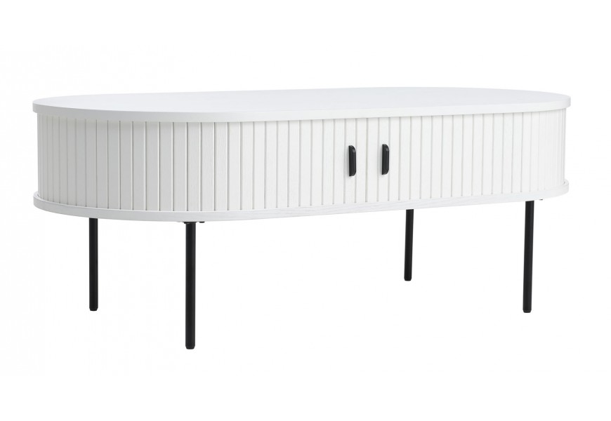 Škandinávsky retro biely konferenčný stolík Bornholm s oválnou vrchnou doskou s úložným priestorom s posuvnými dvierkami s drážkovaným dizajnom s kovovými úchytkami a nožičkami v čiernej farbe