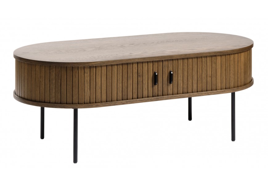 Retro industriálny konferenčný stolík Bornholm s oválnou vrchnou doskou a úložným priestorom s posuvnými dvierkami s vertikálnymi lamelami v tmavom hnedom dubovom prevedení s nožičkami a úchytkami z kovu v čiernej farbe