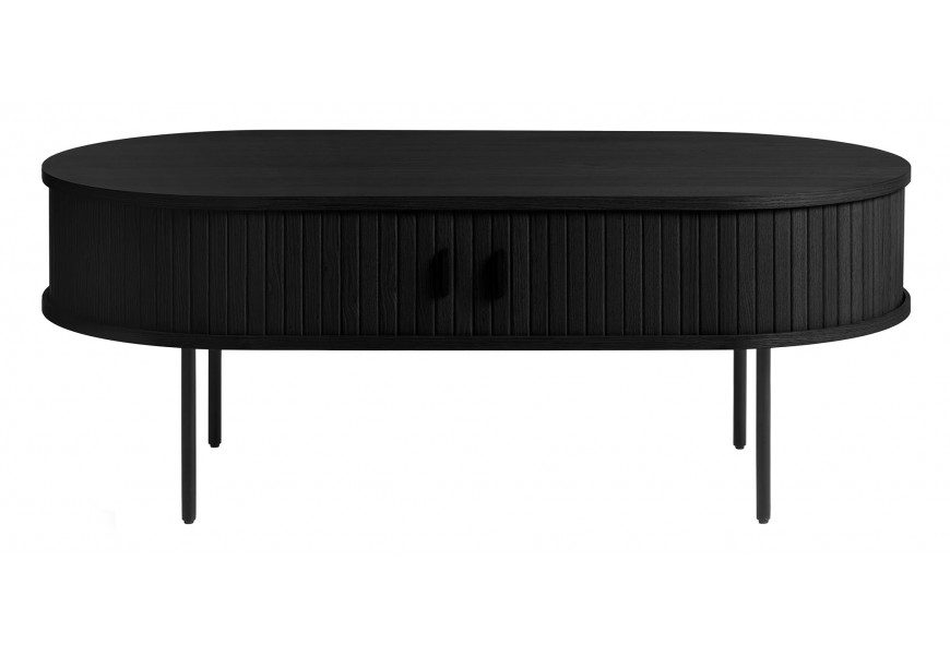 Retro škandinávsky konferenčný stolík Bornholm v čiernej farbe s oválnou vrchnou doskou s úložným priestorom s posuvnými dvierkami s vertikálnym lamelovým reliéfom s úchytkami a nožičkami z kovu