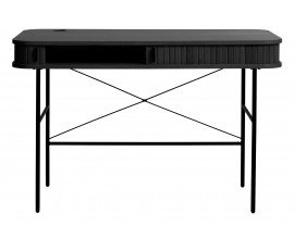 Modern&yacute; retro obdĺžnikov&yacute; p&iacute;sac&iacute; st&ocirc;l Bornholm v čiernom dubovom preveden&iacute; s doskou so zaoblen&yacute;mi rohmi a &uacute;ložn&yacute;m priestorom s lamelov&yacute;m dekorom a posuvn&yacute;mi dvierkami s nohami a &uacute;chytkami z kovu so &scaron;t&iacute;hlym dizajnom