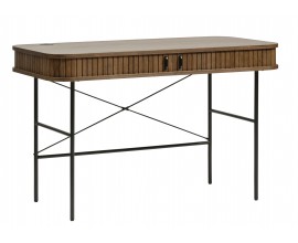 &Scaron;kandin&aacute;vsky retro tmavohned&yacute; dubov&yacute; p&iacute;sac&iacute; st&ocirc;l Bornholm s hladkou obdĺžnikovou vrchnou doskou so zaoblen&yacute;mi rohmi s &uacute;ložn&yacute;m priestorom s posuvn&yacute;mi dvierkami s lamelov&yacute;m dekorom s &uacute;chytkami a nožičkami z kovu v čiernej farbe s kr&iacute;žovou v&yacute;stuhou v zadnej časti