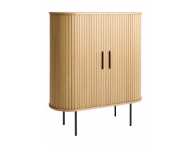 Retro ov&aacute;lna barov&aacute; skrinka Bornholm vo svetlej hnedej dubovej farbe s priznanou &scaron;trukt&uacute;rou dreva s posuvn&yacute;mi dvierkami s vertik&aacute;lnym lamelov&yacute;m reli&eacute;fom s čiernymi kovov&yacute;mi &uacute;chytkami a &scaron;t&iacute;hlymi nohami