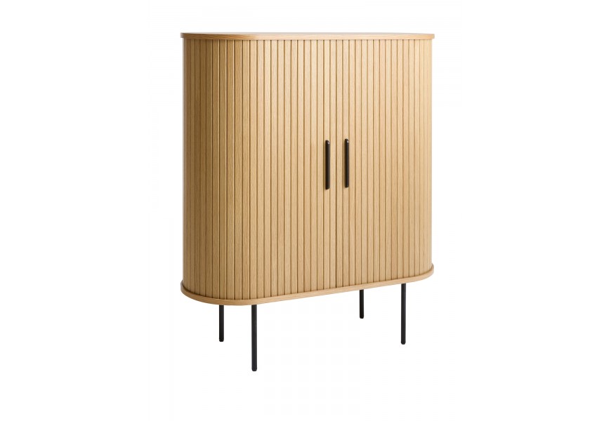 Retro oválna barová skrinka Bornholm vo svetlej hnedej dubovej farbe s priznanou štruktúrou dreva s posuvnými dvierkami s vertikálnym lamelovým reliéfom s čiernymi kovovými úchytkami a štíhlymi nohami