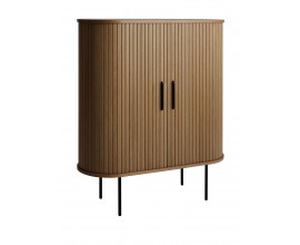 &Scaron;kandin&aacute;vska ov&aacute;lna tmav&aacute; hned&aacute; dubov&aacute; barov&aacute; skrinka Bornholm s posuvn&yacute;mi dvierkami s lamelov&yacute;m vertik&aacute;lnym reli&eacute;fom s &uacute;chytkami a podstavou z kovu v čiernej farbe