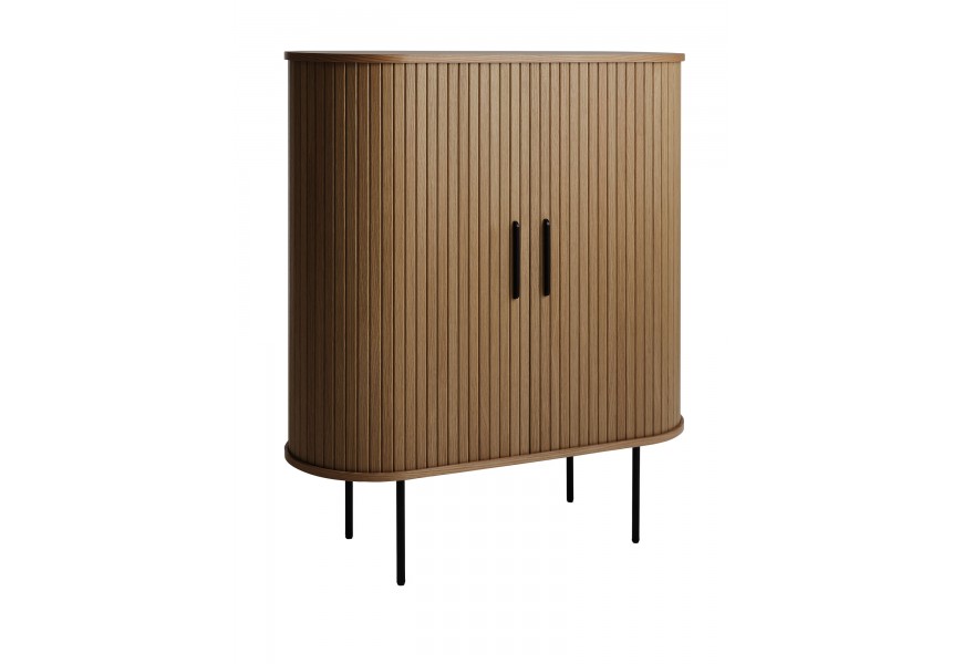 Škandinávska oválna tmavá hnedá dubová barová skrinka Bornholm s posuvnými dvierkami s lamelovým vertikálnym reliéfom s úchytkami a podstavou z kovu v čiernej farbe