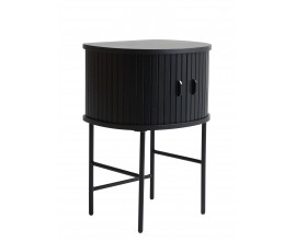 Retro dizajnov&yacute; čierny nočn&yacute; stol&iacute;k Bornholm polkruhov&eacute;ho tvaru z dubov&eacute;ho dreva s &uacute;ložn&yacute;m priestorom s dvojit&yacute;mi posuvn&yacute;mi dvierkami s lamelov&yacute;m reli&eacute;fom s podstavou z kovu so &scaron;tyrmi vysok&yacute;mi nohami