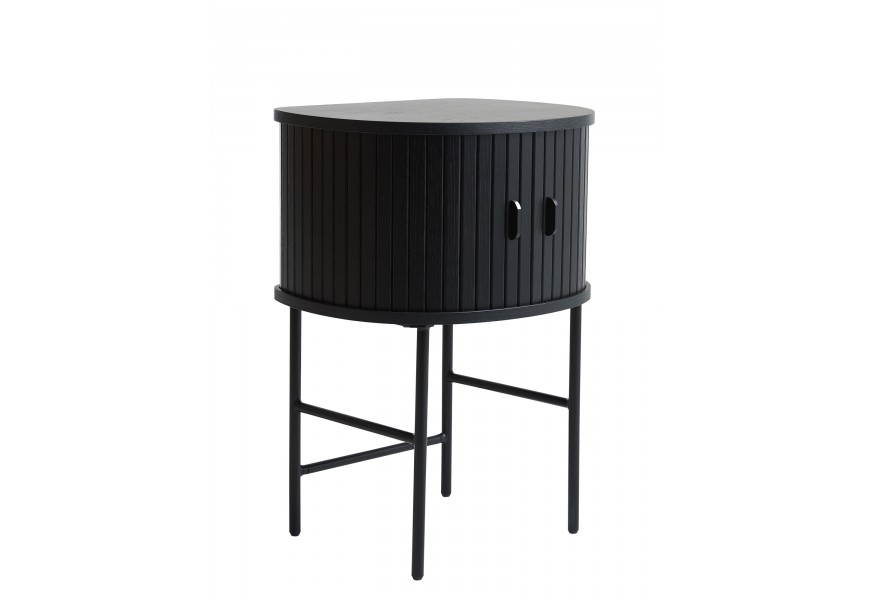 Retro dizajnový čierny nočný stolík Bornholm polkruhového tvaru z dubového dreva s úložným priestorom s dvojitými posuvnými dvierkami s lamelovým reliéfom s podstavou z kovu so štyrmi vysokými nohami