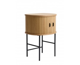 Retro industri&aacute;lny polkruhov&yacute; nočn&yacute; stol&iacute;k Bornholm z dubov&eacute;ho dreva v pr&iacute;rodnej svetlej hnedej farbe s posuvn&yacute;mi dvierkami s lamelov&yacute;m dekorom s podstavou a &uacute;chytkami z kovu v matnej čiernej farbe