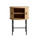 &Scaron;kandin&aacute;vsky nočn&yacute; stol&iacute;k Bornholm v svetlom hnedom dubovom preveden&iacute; s posuvn&yacute;mi dvierkami a čiernymi kovov&yacute;mi nohami 70 cm