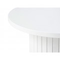 Modern&yacute; biely pr&iacute;ručn&yacute; stol&iacute;k Bornholm s hladkou okr&uacute;hlou vrchnou doskou a valcovitou nohou s lamelov&yacute;m reli&eacute;fom 55 cm