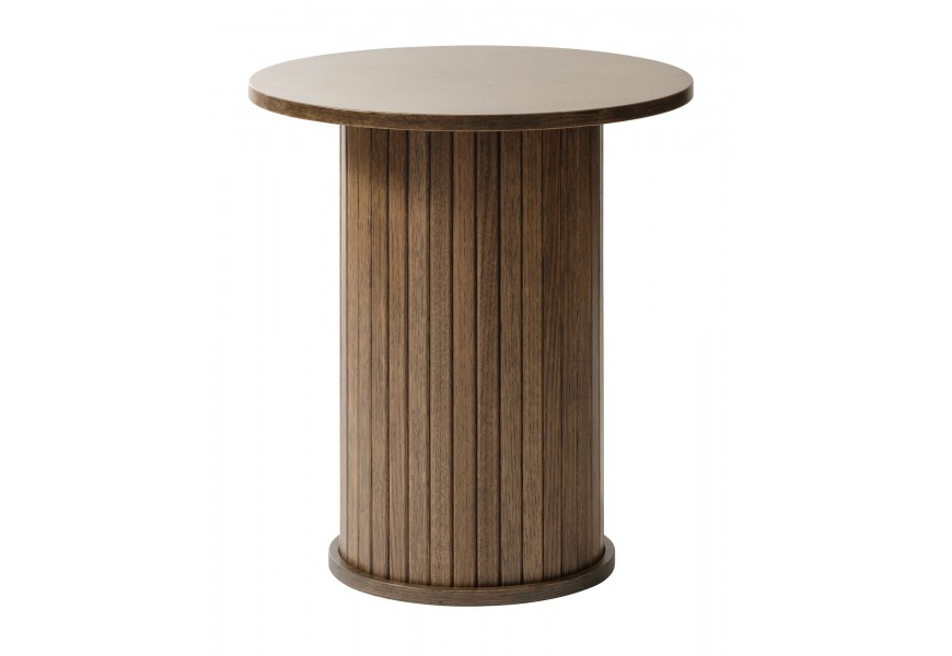Dizajnový škandinávsky príručný stolík Bornholm v tmavom hnedom dubovom prevedení s okrúhlou hladkou vrchnou doskou a robustnou nohou v tvare valca s vertikálnymi lamelami