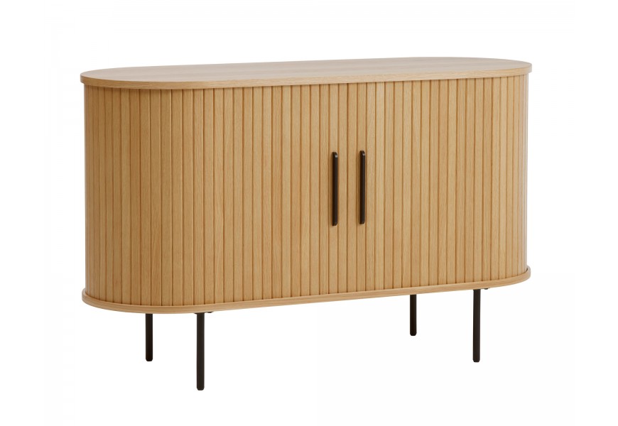 Retro dvojdverový príborník Bornholm oválneho tvaru v svetlej hnedej dubovej farbe s posuvnými dvierkami s lamelovým reliéfom s úchytkami a nohami z kovu v matnej čiernej farbe