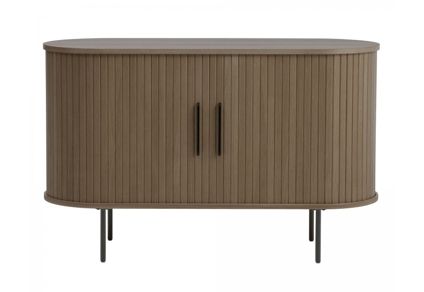 Škandinávsky severský príborník Bornholm v tmavom hnedom dubovom prevedení s posuvnými dvierkami s lamelovým obkladom s úchytkami a nohami z kovu v čiernej farbe