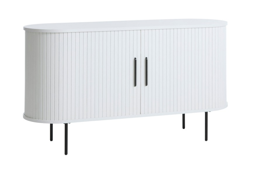 Retro škandinávsky biely príborník Bornholm s oválnou hladkou vrchnou doskou a posuvnými dvierkami s vertikálnym lamelovým reliéfom s úchytkami a nohami z kovu v čiernej farbe