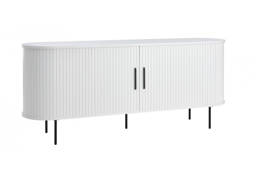 Retro oválny biely dubový príborník Bornholm s posuvnými dvierkami s vertikálnym lamelovým dekorom s úchytkami a nožičkami z kovu v čiernej farbe