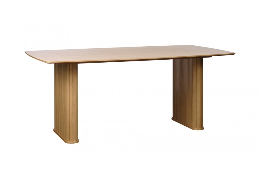 Retro dubový jedálenský stôl Bornholm v svetlej hnedej farbe s obdĺžnikovou vrchnou doskou so zaoblenými rohmi a dvomi širokými nohami so zaoblenou siluetou a vertikálnym lamelovým reliéfom