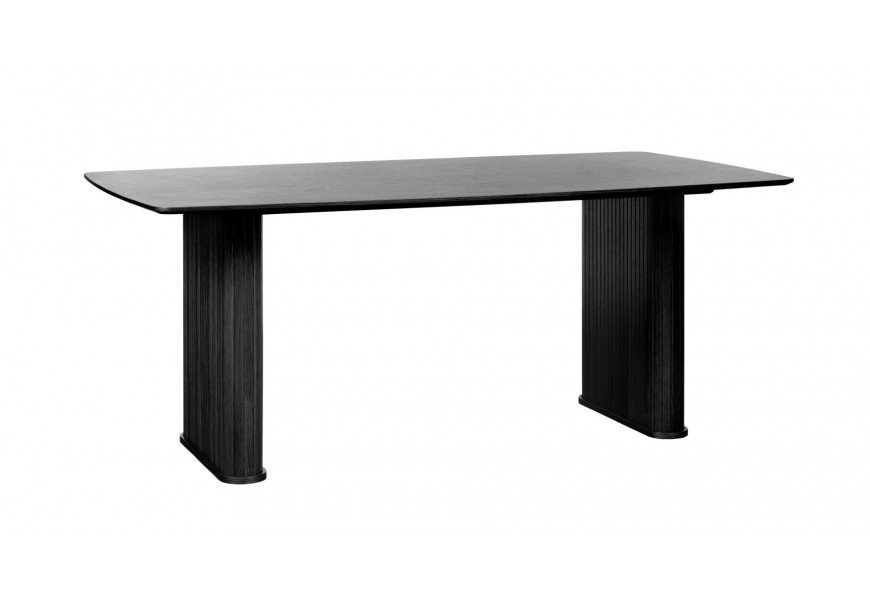 Retro čierny jedálenský stôl Bornholm s hladkou obdĺžnikovou doskou so zaoblenými rohmi s mohutnými obdĺžnikovými nohami s vertikálnym lamelovým zdobením s čiernom dubovom prevedení