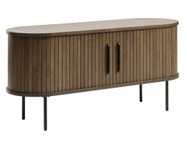 &Scaron;kandin&aacute;vsky seversk&yacute; telev&iacute;zny stol&iacute;k Bornholm ov&aacute;lneho tvaru v tmavom hnedom dubovom preveden&iacute; s posuvn&yacute;mi lamelov&yacute;mi dvierkami so &scaron;t&iacute;hlymi nohami a &uacute;chytkami z kovu v matnej čiernej farbe