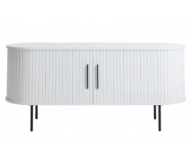 Moderný oválny TV stolík Bornholm v bielej farbe s lamelovými posuvnými dvierkami a čiernymi kovovými detailmi 120 cm