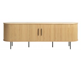 Retro svetl&yacute; hned&yacute; dubov&yacute; telev&iacute;zny stol&iacute;k Bornholm ov&aacute;lneho tvaru s dvomi posuvn&yacute;mi dvierkami s lamelov&yacute;m dekorom so &scaron;iestimi nohami a &uacute;chytkami z kovu v matnej čiernej farbe