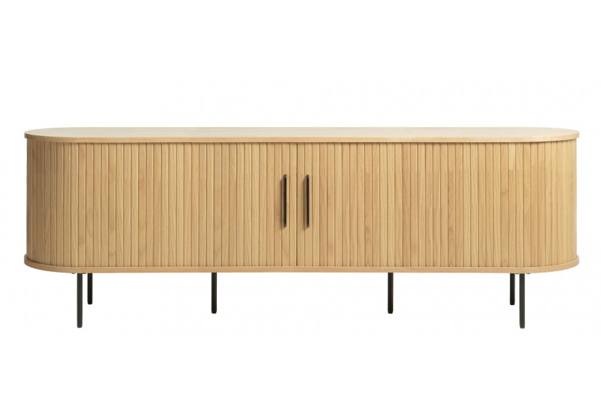 Retro svetlý hnedý dubový televízny stolík Bornholm oválneho tvaru s dvomi posuvnými dvierkami s lamelovým dekorom so šiestimi nohami a úchytkami z kovu v matnej čiernej farbe