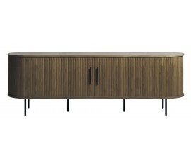 &Scaron;kandin&aacute;vsky seversk&yacute; telev&iacute;zny stol&iacute;k Bornholm ov&aacute;lneho tvaru s tmavom hnedom dubovom preveden&iacute; s dvomi posuvn&yacute;mi dvierkami s lamelov&yacute;m dekorom s &uacute;chytkami a &scaron;iestimi nohami z kovu v matnej čiernej farbe