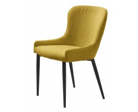 Modern&aacute; bukl&eacute; čal&uacute;nen&aacute; žlt&aacute; stolička Shariq s elegantnou zaoblenou opierkou a čiernymi valcov&yacute;mi nohami z kovu v čiernej farbe