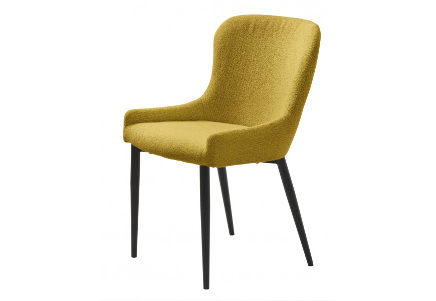 Moderná buklé čalúnená žltá stolička Shariq s elegantnou zaoblenou opierkou a čiernymi valcovými nohami z kovu v čiernej farbe