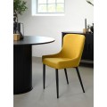 Dizajnov&aacute; modern&aacute; jed&aacute;lensk&aacute; stolička Shariq s bukl&eacute; poťahom v žltej farbe a čiernymi kovov&yacute;mi nohami 82 cm