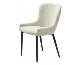 Dizajnov&aacute; bukl&eacute; jed&aacute;lensk&aacute; stolička Shariq s elegantnou zaoblenou opierkou v bielym kr&eacute;mov&yacute;m bukl&eacute; poťahom a čiernymi valcov&yacute;mi nohami z kovu