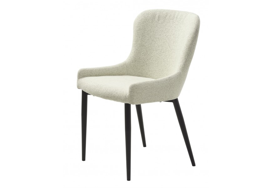 Dizajnová buklé jedálenská stolička Shariq s elegantnou zaoblenou opierkou v bielym krémovým buklé poťahom a čiernymi valcovými nohami z kovu