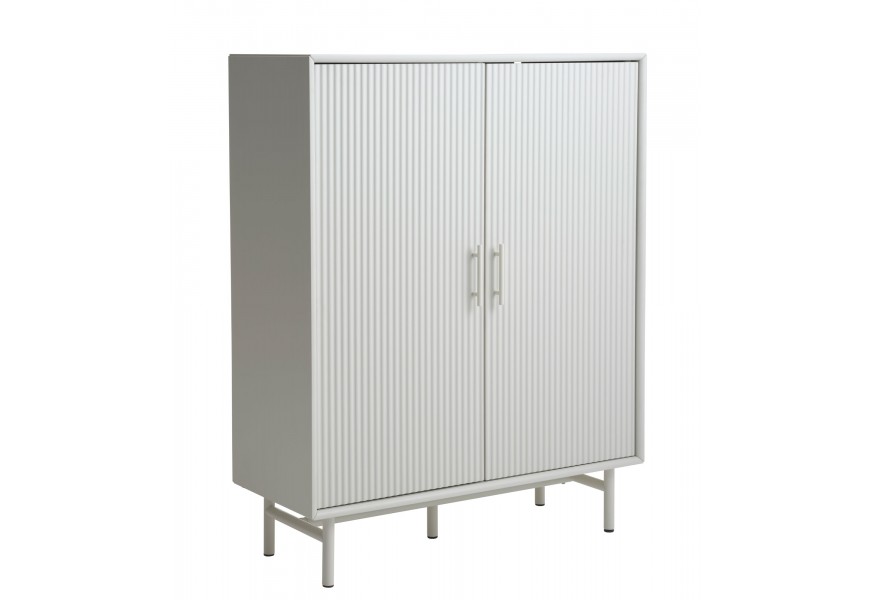 Moderný vysoký príborník Hvidea s dvomi dvierkami s drážkovaným vertikálnym zdobením na kovových nožičkách vo svetlej sivo béžovej farbe v odtieni greige